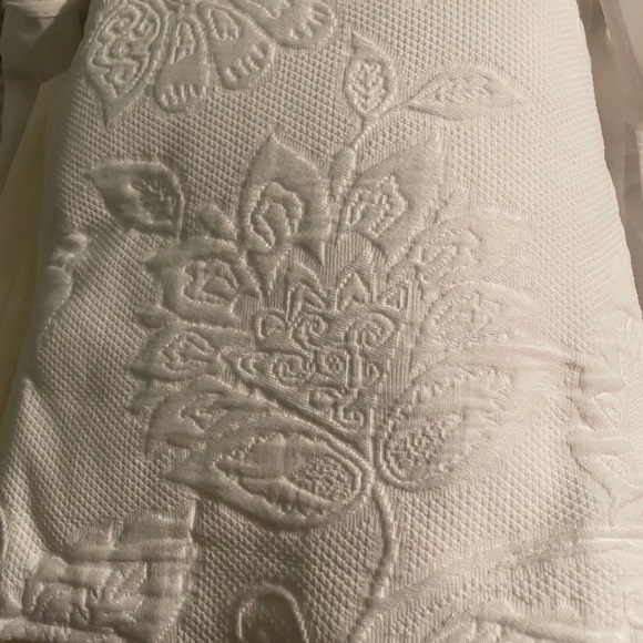 The Company Store King Bed Skirt - Picture 1 of 4